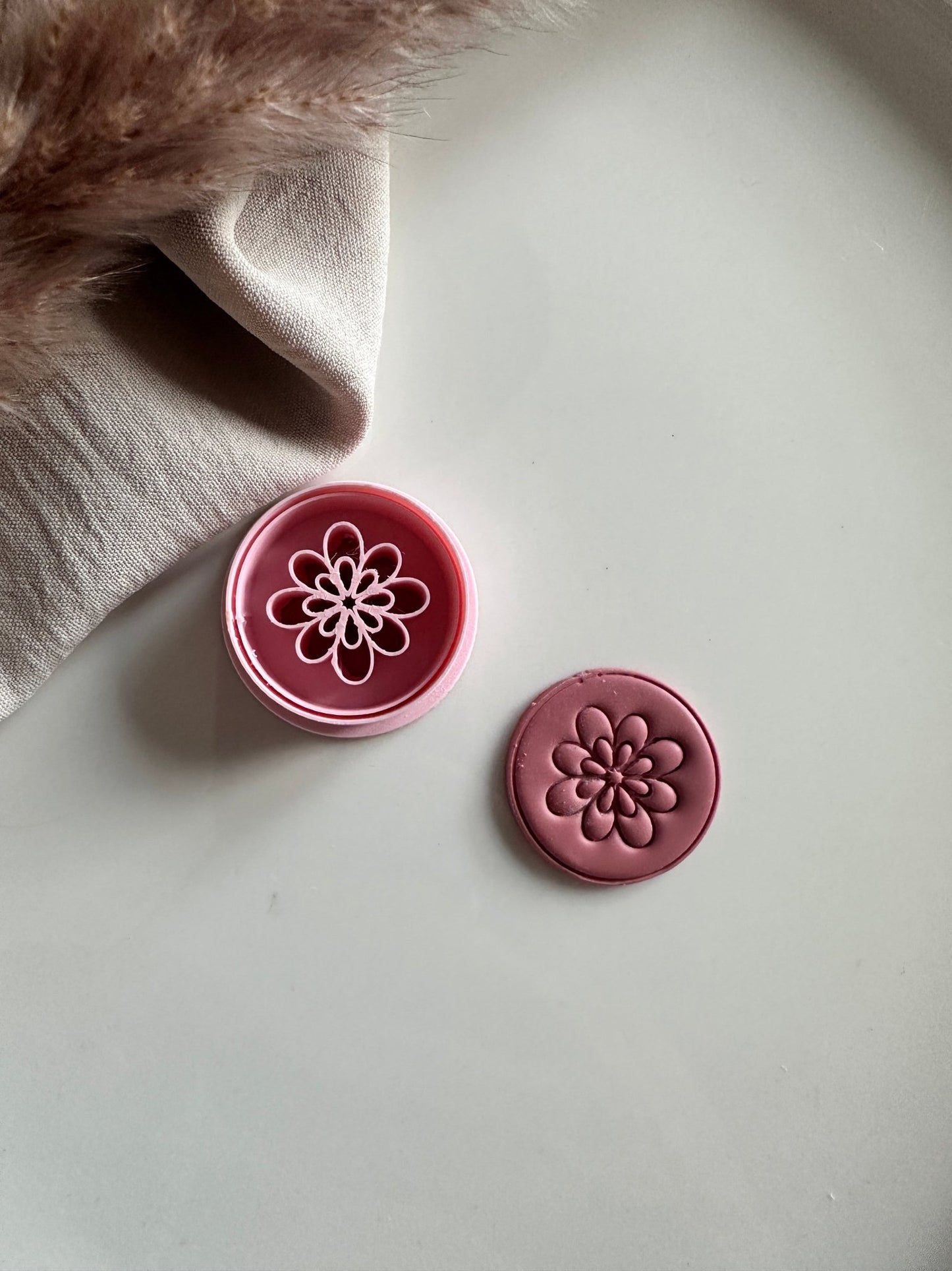 Embossed flower circle cutter - S.I.Orginals