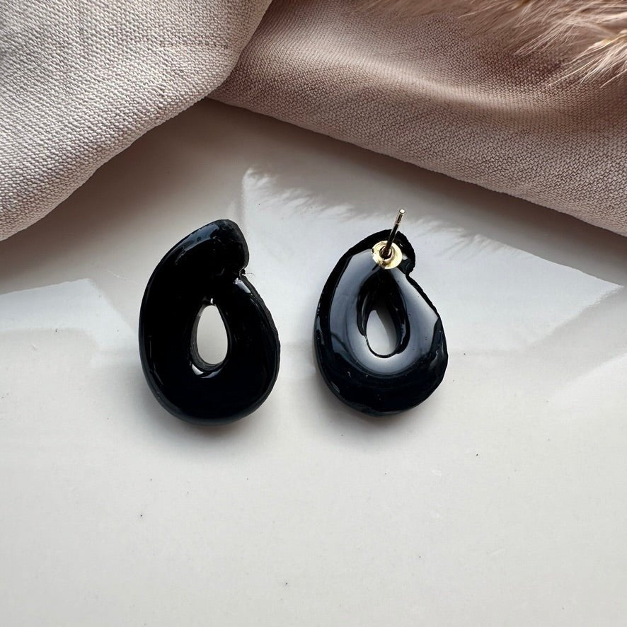 Tally - shiny black oorbellen - S.I.Orginals
